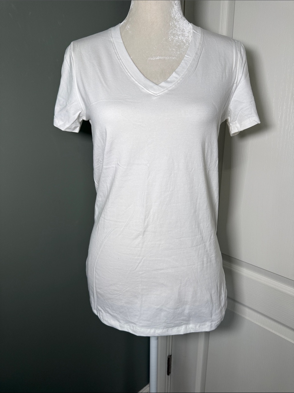 Culture Code White V Neck Basic Stretch Tee Shirt Medium NWT